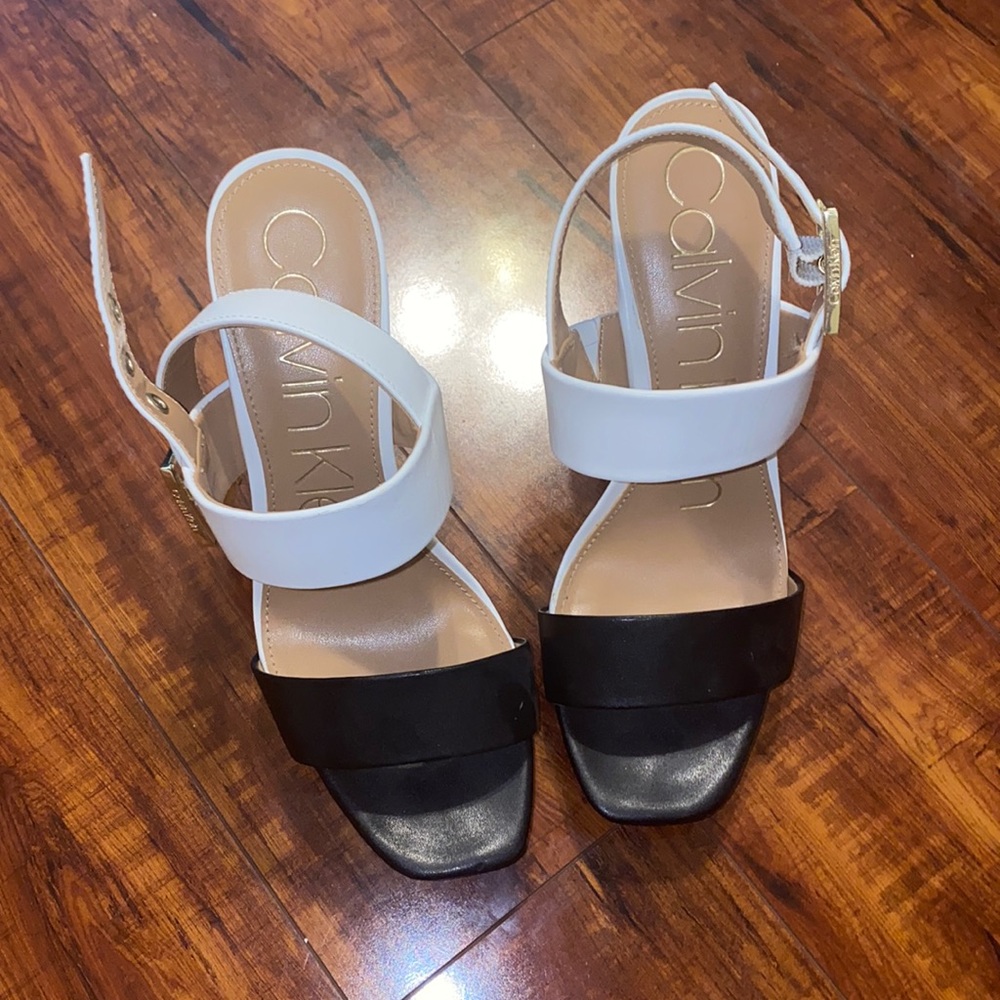 Women’s Calvin Klein buckle heels sz7
